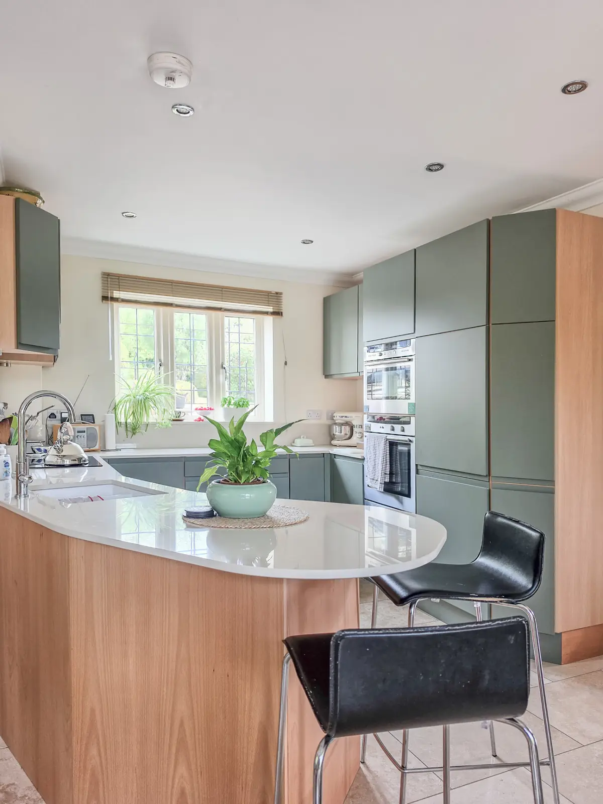 Curved breakfast bar in white Dekton with new undermount sink and tap